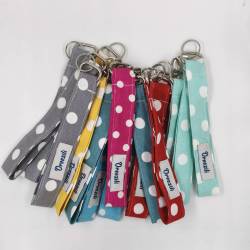 Υφασμάτινο μπρελόκ καρπού – Fuchsia Dots