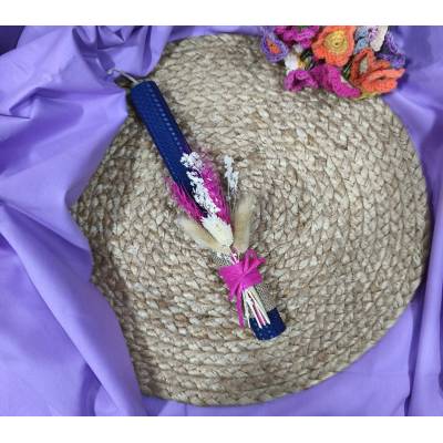 χειροποίητη πασχαλινή λαμπάδα από μελισσοκέρι navy με αποξηραμένα λουλούδια