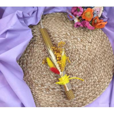 χειροποίητη πασχαλινή λαμπάδα από μελισσοκέρι χρυσή με αποξηραμένα λουλούδια