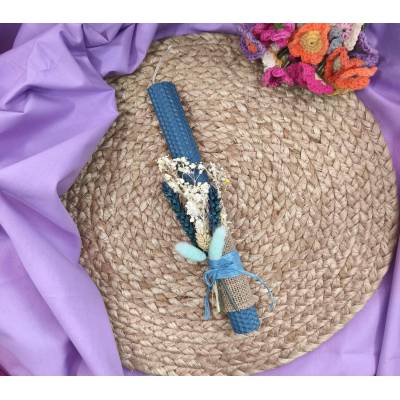 χειροποίητη μπλε πασχαλινή λαμπάδα από μελισσοκέρι με αποξηραμένα λουλούδια