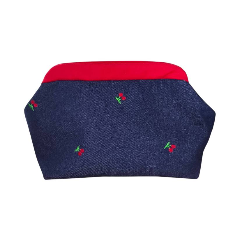 Χειροποίητο denim clutch bag με κεντημένα κερασάκια και κόκκινες λεπτομέρειες από την Oreozili. 🍒💙
