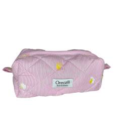 Χειροποίητο καπιτονέ boxy travel pouch με ροζ ρίγες, κεντητές μαργαρίτες και ροζ φερμουάρ για καλλυντικά και ταξιδιωτικά είδη.