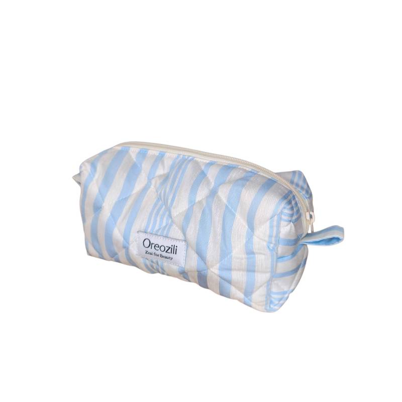 Χειροποίητο καπιτονέ νεσεσέρ ταξιδίου Boxy Travel Pouch Blue Stripes με γαλάζιες και λευκές ρίγες.