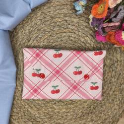 Χειροποίητο mini pouch Oreozili με ροζ καρό σχέδιο και κερασάκια